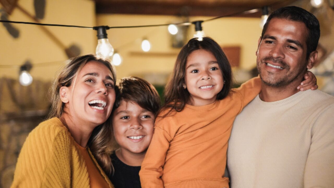 Família feliz recebendo benefícios